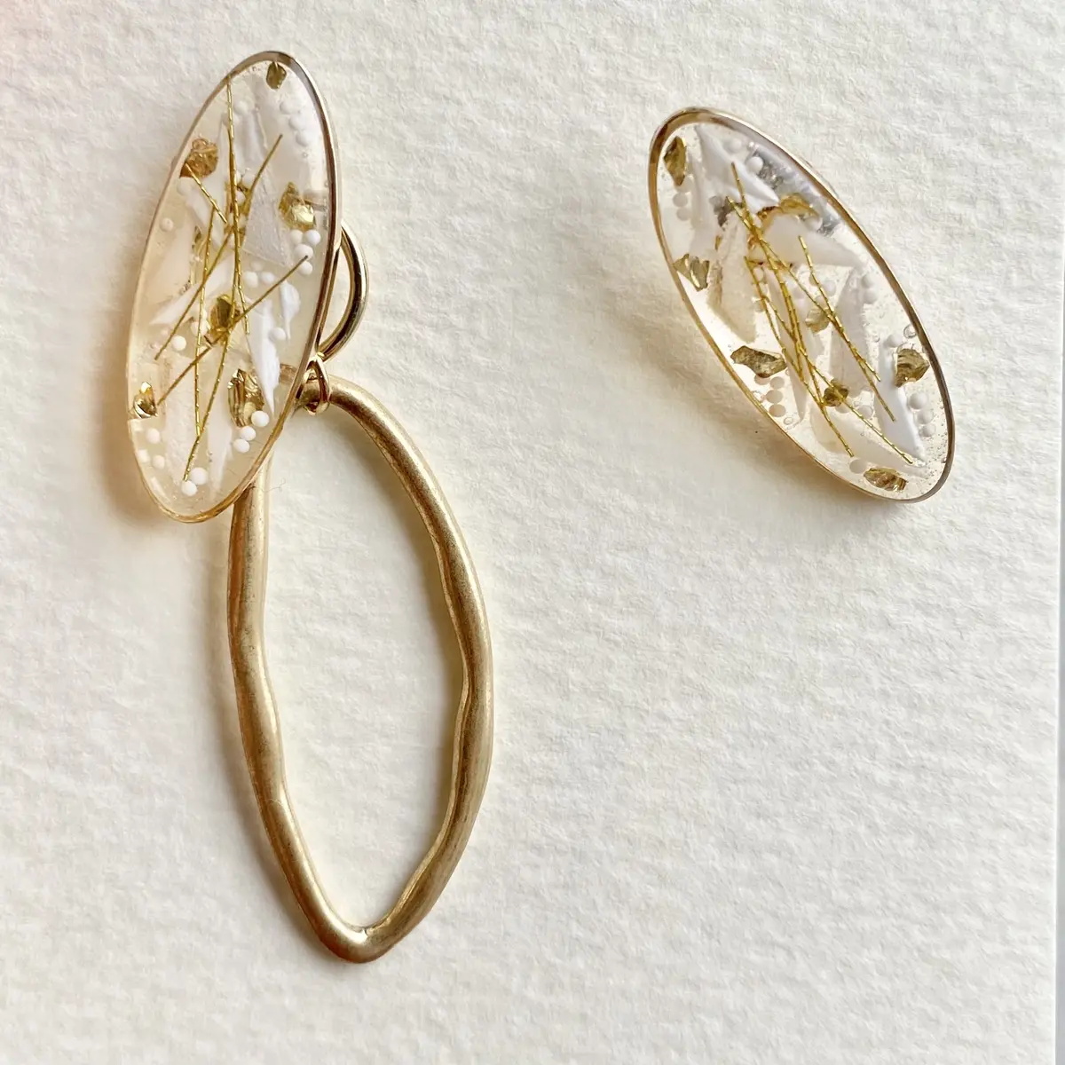 中の白い粒々も海洋プラごみです。チャームつけて2wayも可能