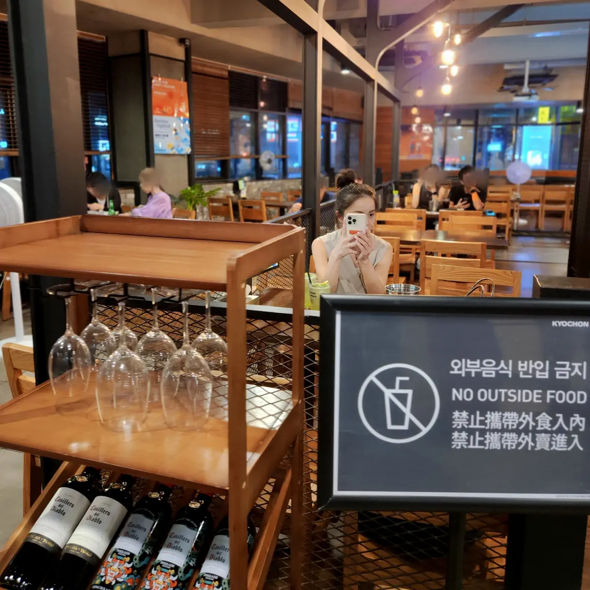 広々とした綺麗な店内