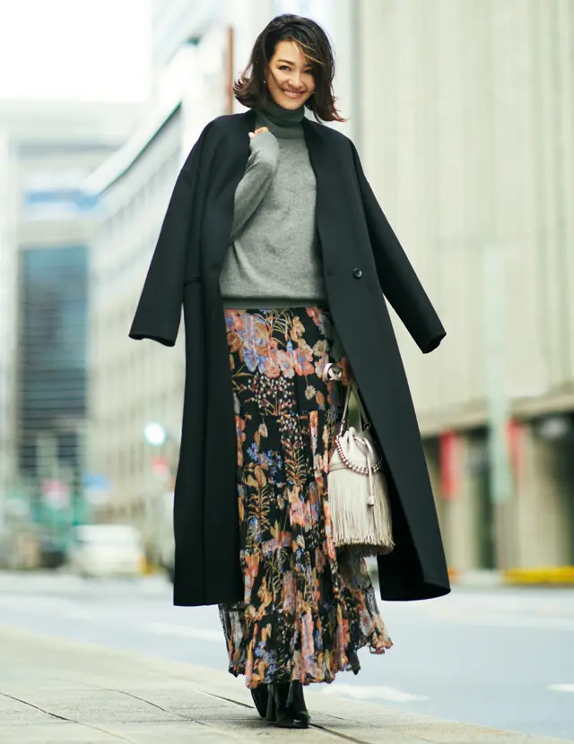 ロングコートのすそからのぞく花柄スカートが華やかに揺れる姿が華やかなRINA