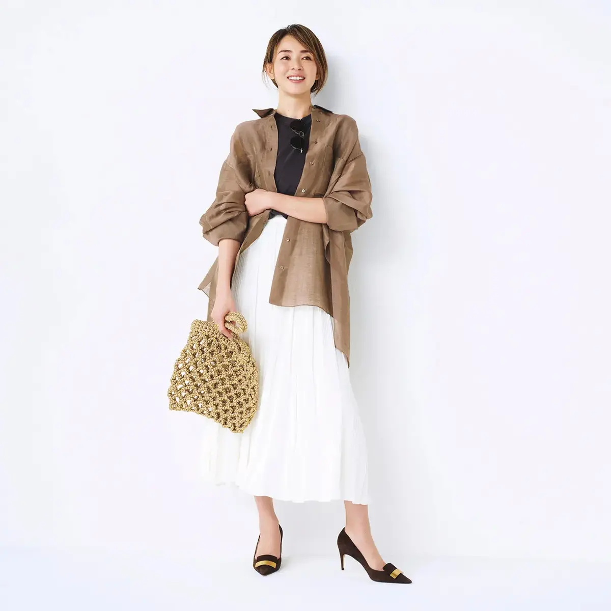 アースカラーのシアーシャツで初夏のフェミニンスタイルを軽やかに刷新！