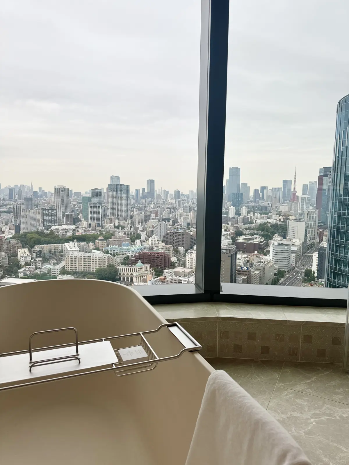 一枚で”華リュクス”なブラウスでホテルスの画像_7