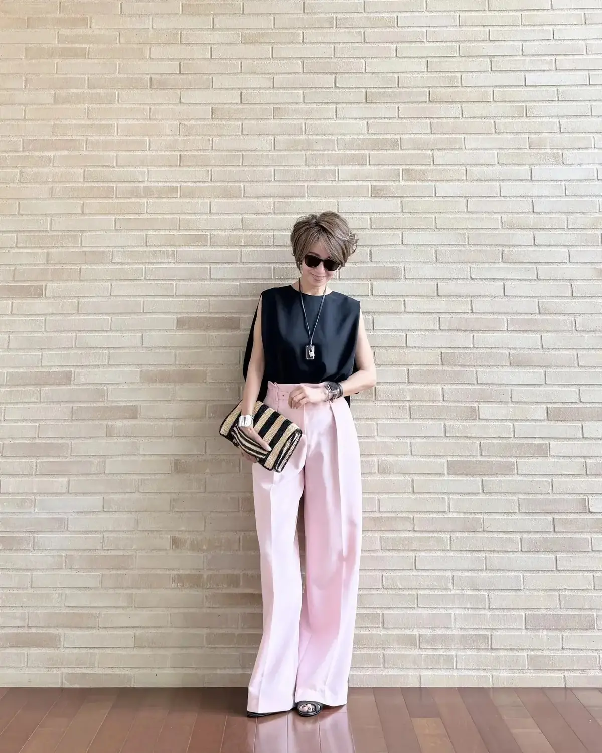 【おしゃれな50代の「ZARAコーデ」】高見え必至！華やか小物やカラーアイテムでシンプルな初夏の装いを格上げ