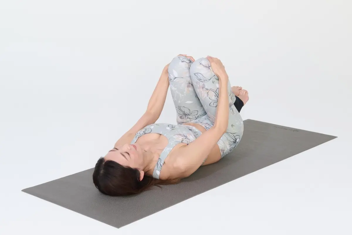 OurAge×Webエクラ　①あお向けに寝て、両膝をそろえて曲げ、左右の手を膝に当てます。