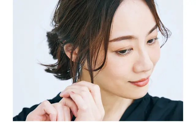 《3》おだんごの毛束と耳まわりの毛束を引き出し、帽子をかぶったときのラフなニュアンスに。