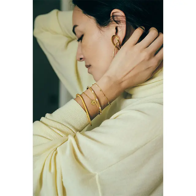 強さのあるゴールドに、繊細なニュアンスを宿して