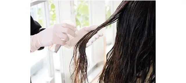 シャンプー後、リキッド状トリートメントをなじませ10分温める。