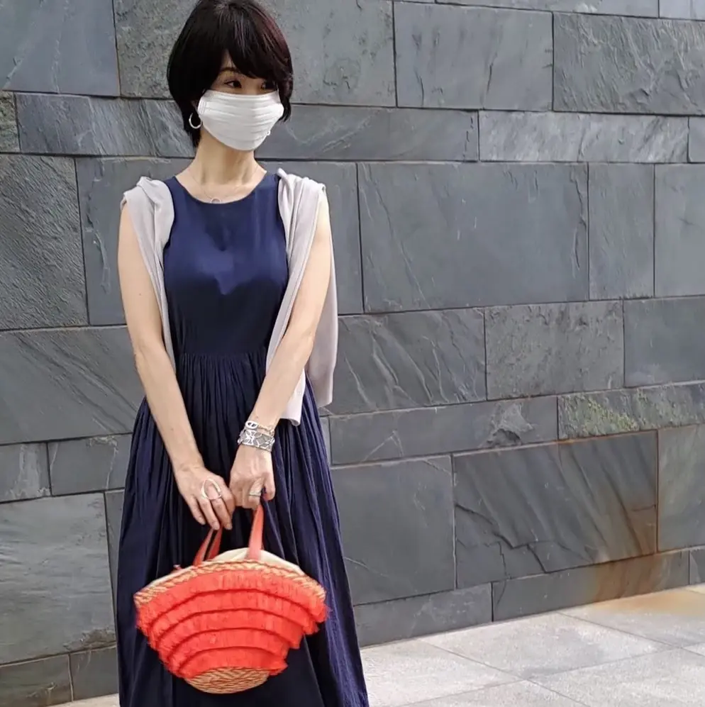 ネイビー　ワンピ　カゴバック