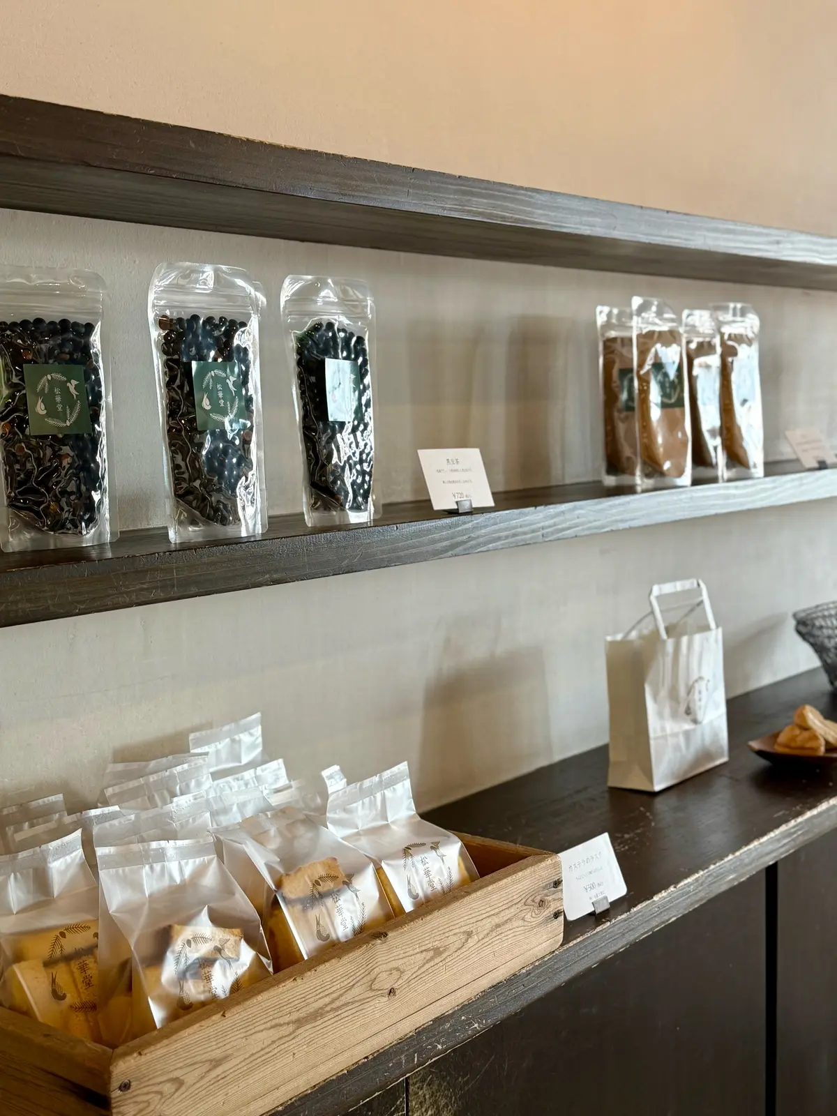 宮城県松島　松華堂菓子店　カフェ　店内写真　焼き菓子　お茶