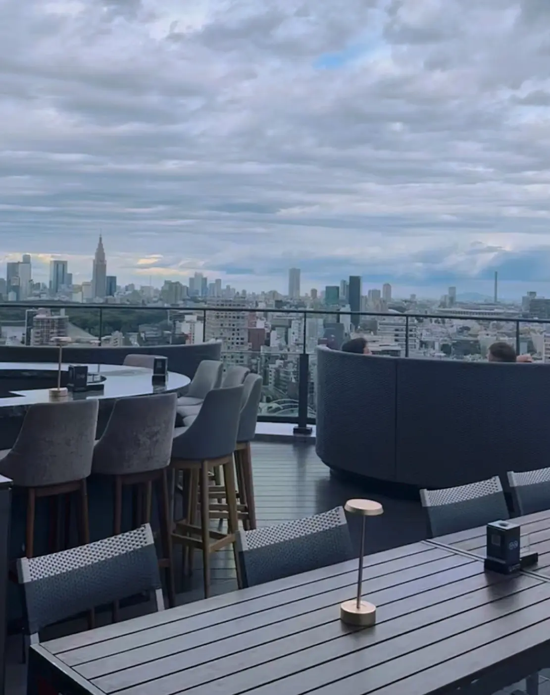 秋も活躍、ネイビーでまとめるデニムコーデの画像_3