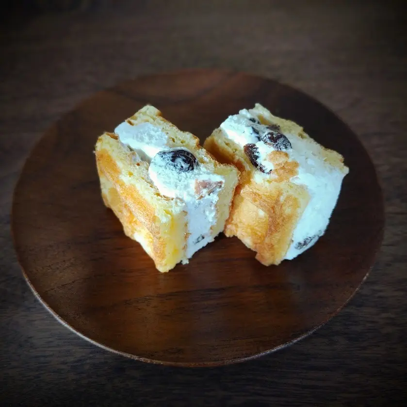 マネケン期間限定　クリームワッフル　ラムレーズン