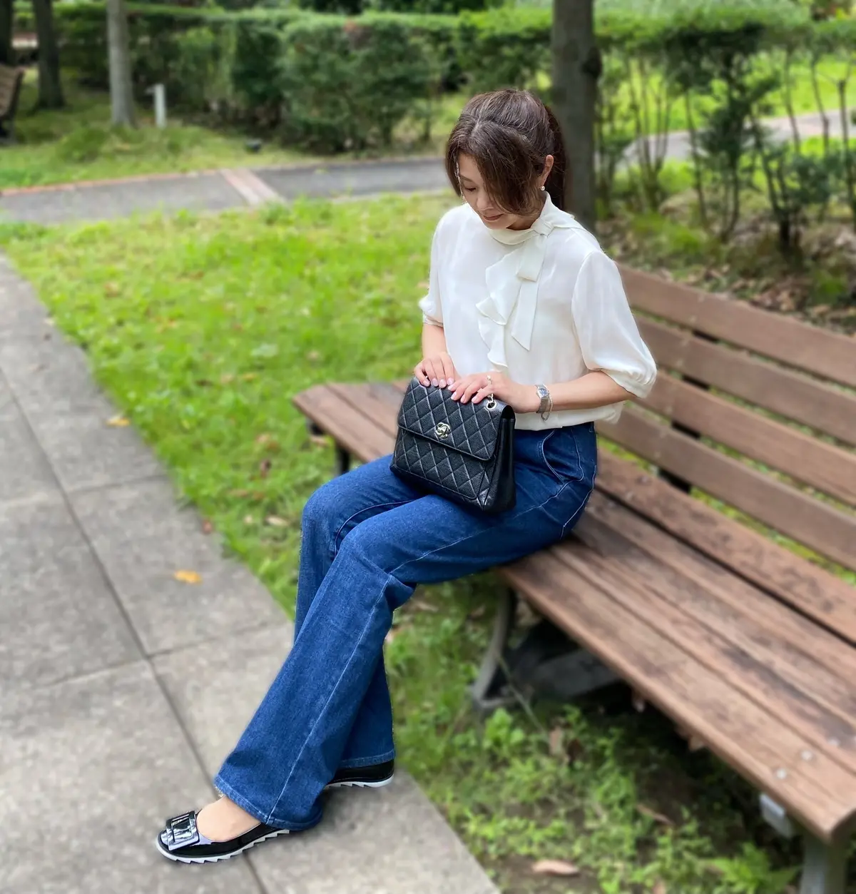 横から見たシルエットでフレアラインの自然な広がりを見せる着用写真