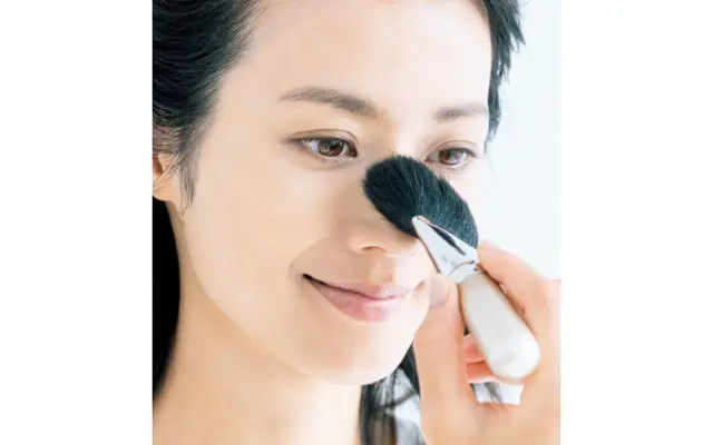 最終パウダー仕上げで大人の清潔肌に