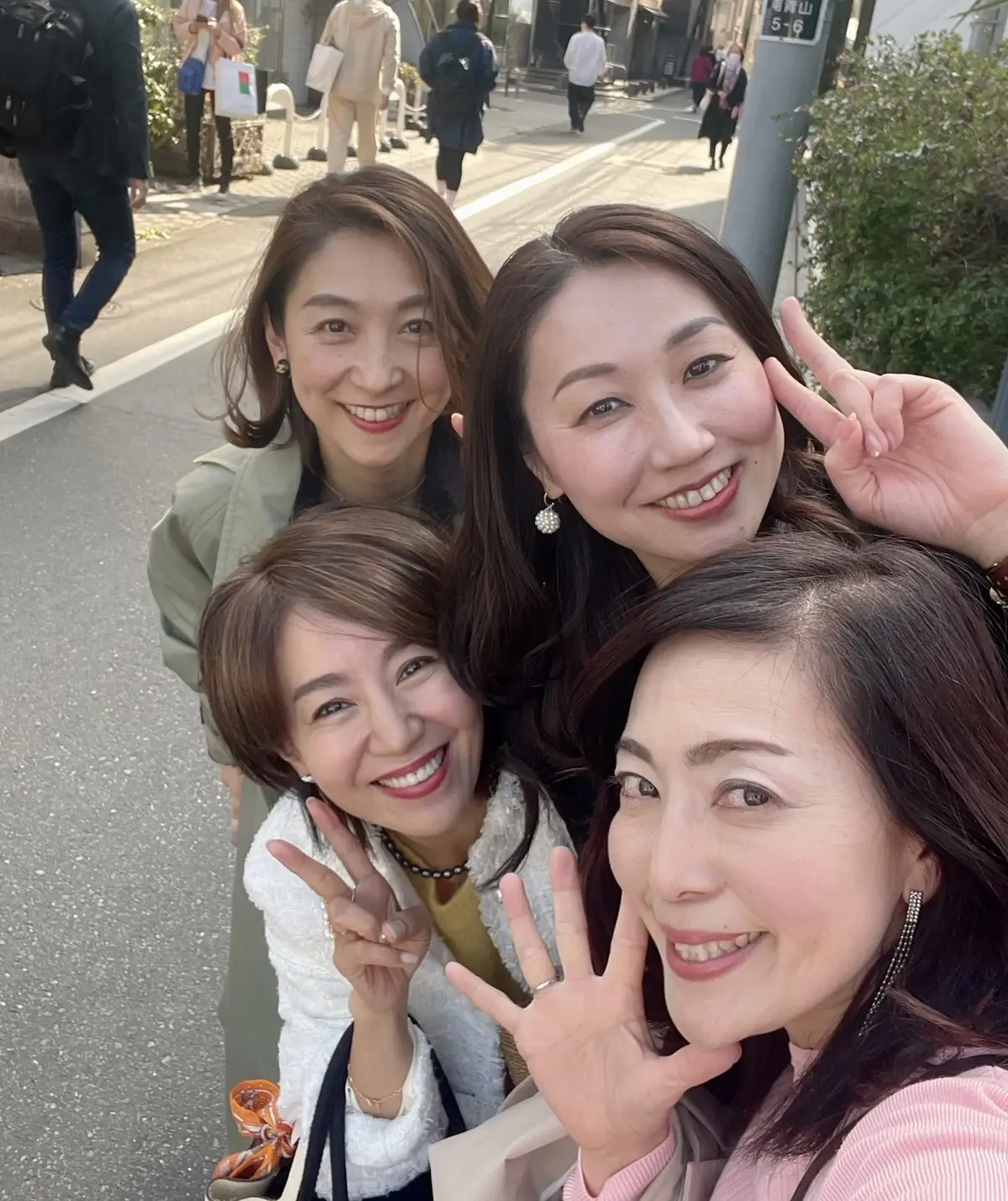 桜色ニット×ブラックスカートで表参道ランの画像_2