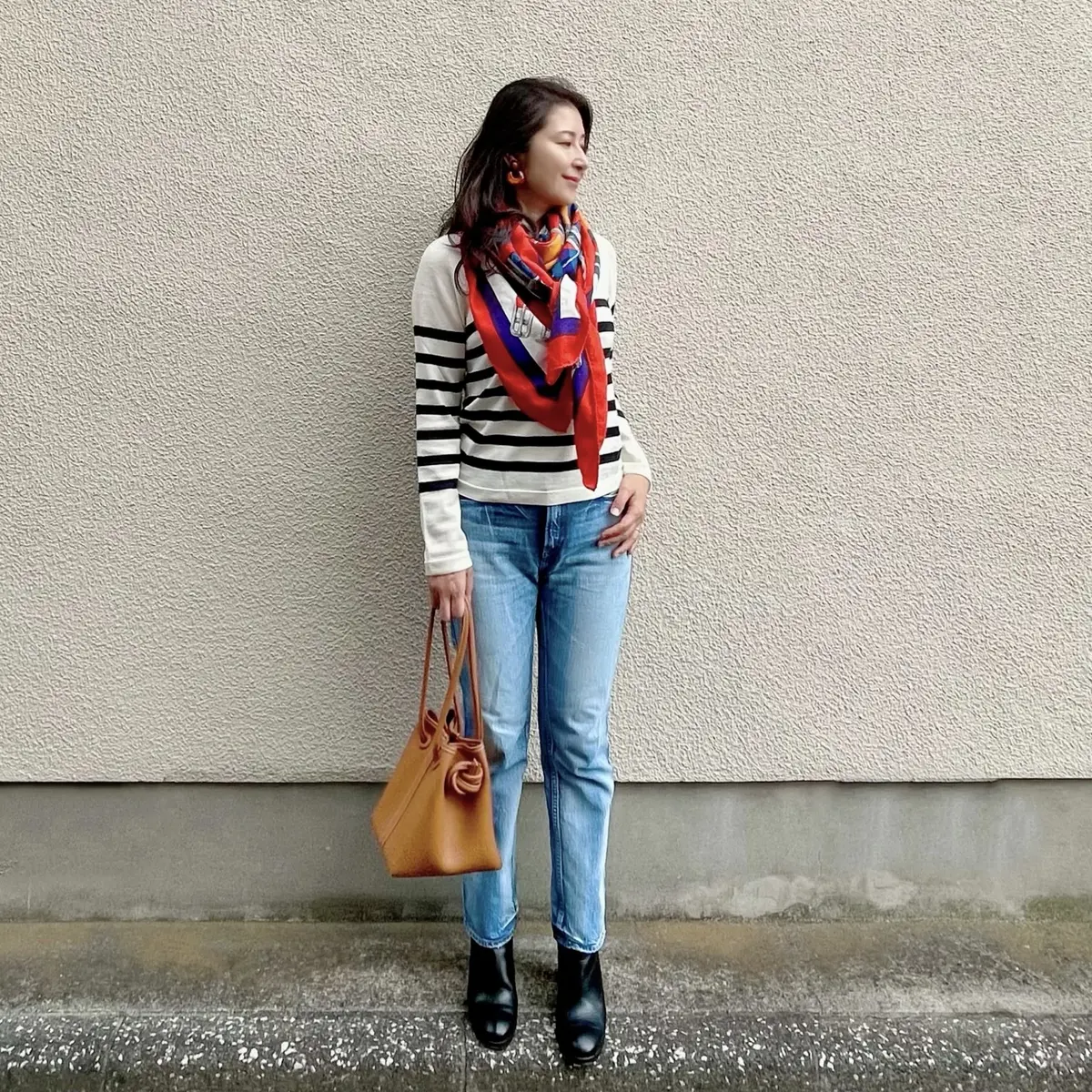 ボーダーニット、デニム、黒ブーツ、大判ストール、くすみオレンジバッグ