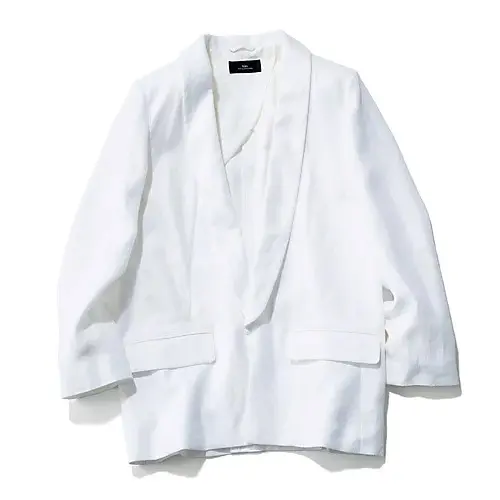 凛としたたたずまいをつくる服、井川遥さんの画像_2