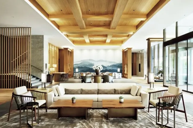 木の天井が印象的なロビー