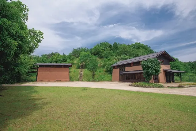 左の米蔵には無農薬で作ったコシヒカリ。右の倉庫にはこの地で作られた無農薬の食材が。