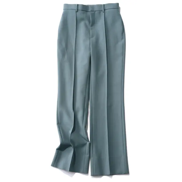 少し明度の高いブルーグレーの渋色パンツをセレクト。