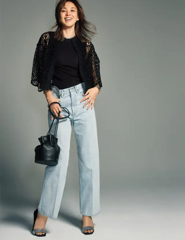 【50代に似合うデニム】色落ち感が絶妙なブルーはワイドシルエットで女らしさをプラス！