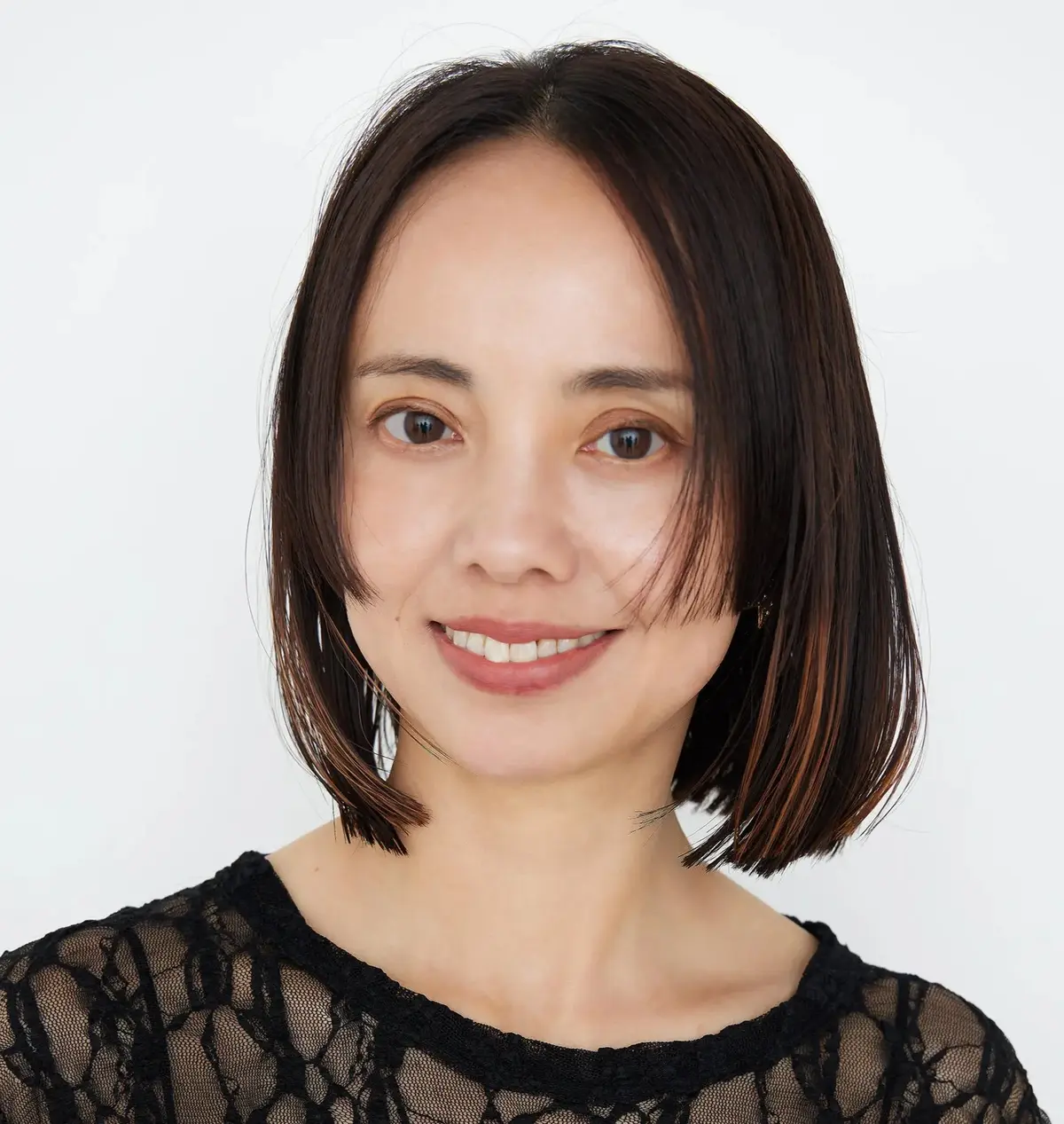 【50代に人気のミディアムヘア60選】手入れが楽なヘアはこれ！おばさんにも見えない洗練ミディアムヘア