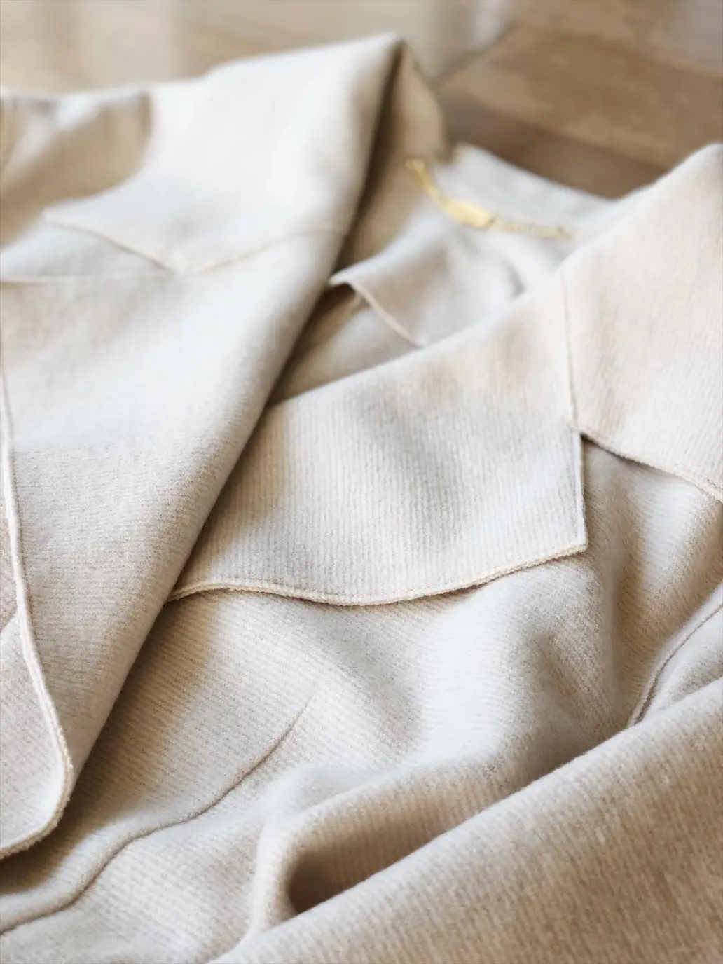 オフホワイトのコートの画像_2