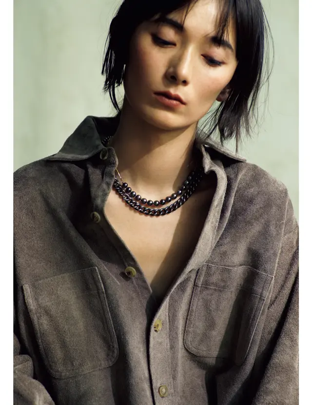 ハムのブラックチェーンネックレスを着用したリー・モモカ