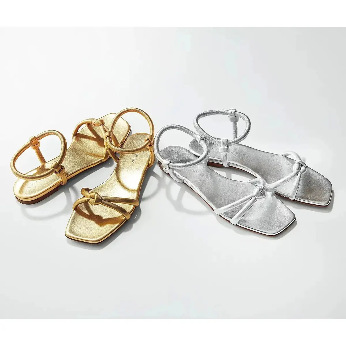 【50代サンダル】瞬時に華やぐ！ジュエリーライクな〈ジャンヴィト ロッシ〉のメタリックサンダル