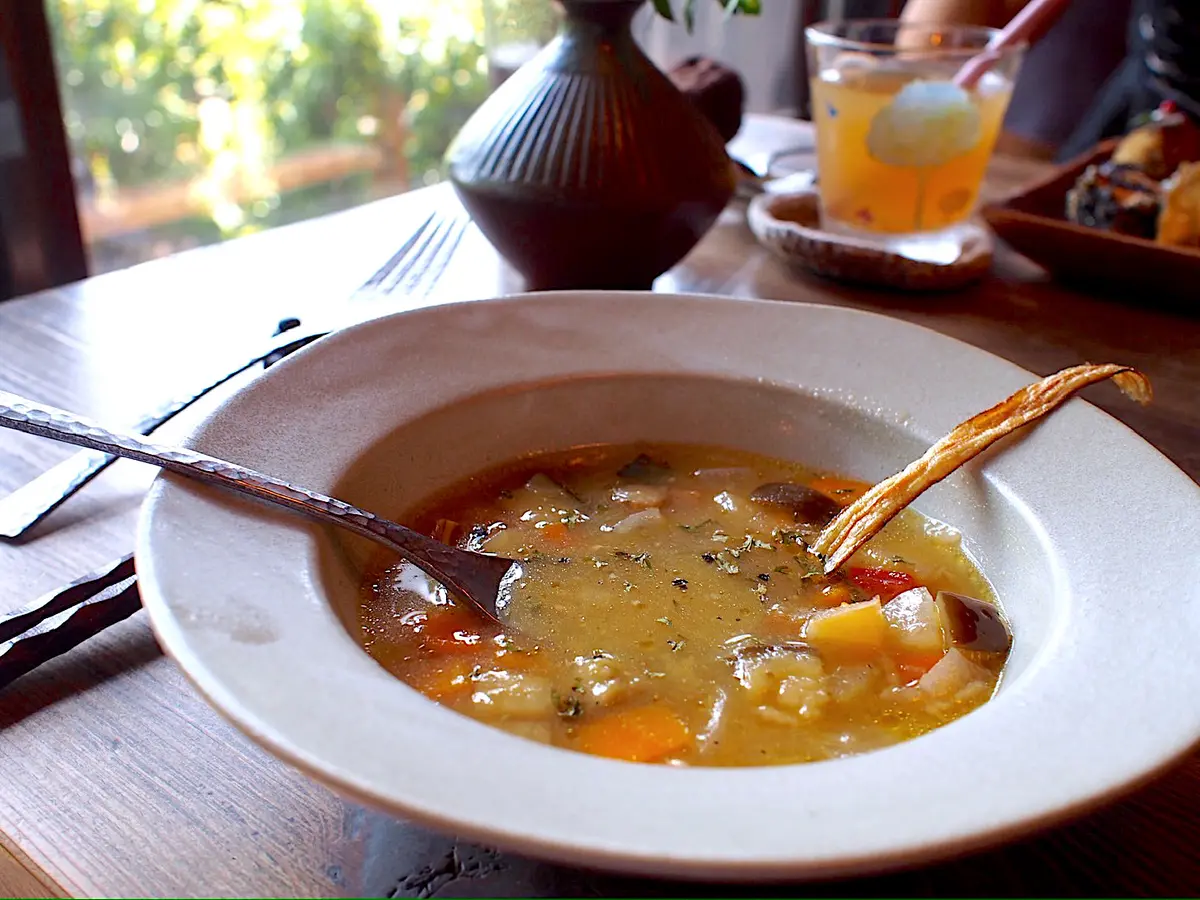 夏野菜と白味噌のミネストローネ