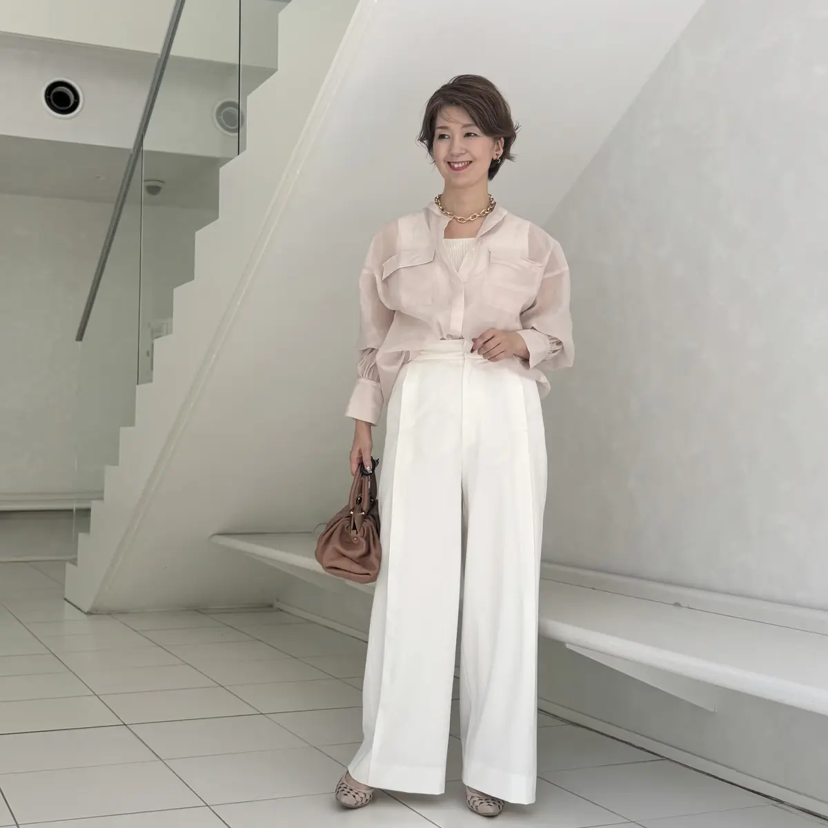 白パンツで楽しむ大人のシンプルおしゃれの画像_4