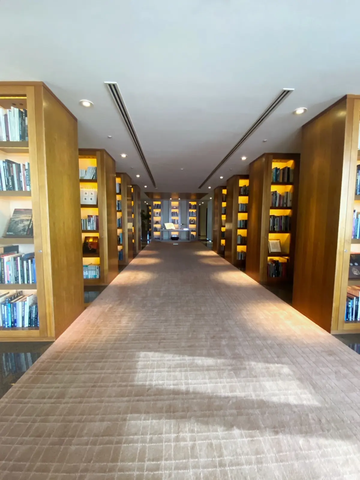 ブラックコーデで「パークハイアット東京」の画像_3