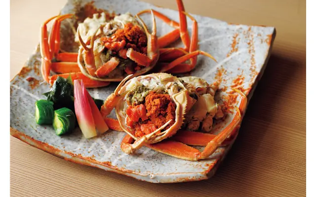 暖流と寒流が交わり栄養豊富な加賀沖の中でも、身の入りや質ともに最上とされる橋立漁港で水揚げされたズワイガニ。魯山人作の『志野焼四方皿』に香箱ガニを撮影用に特別に盛っていただいた