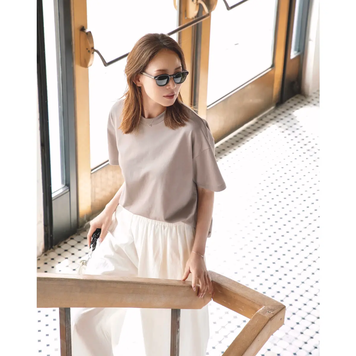 ベージュTシャツに白ゆるパンツを合わせたコーディネート　モデル・SHIHO