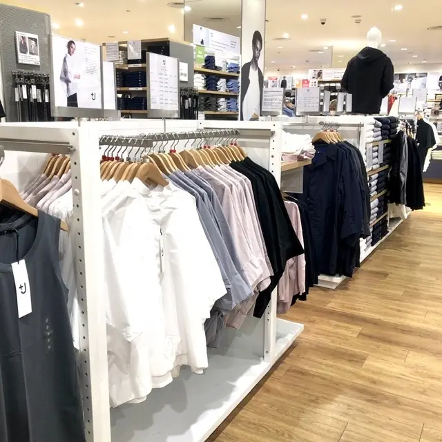UNIQLO +J ジャカルタのディスプレイ　シャツ