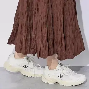 ちらりと見える小さめ「N」ロゴがスマート 今どきホワイトスニーカー New Balance ML725