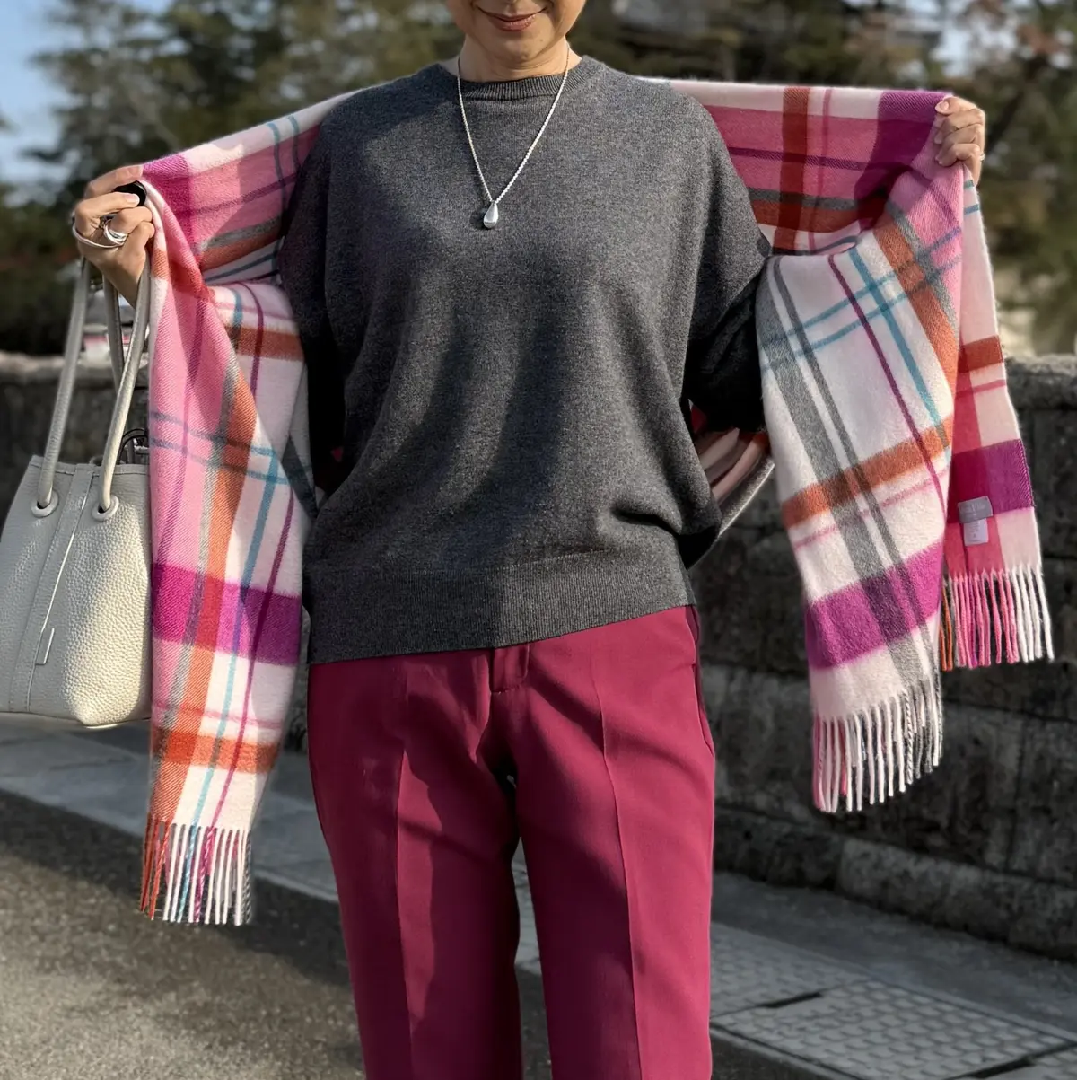 エクラ 華組　松ヶ崎由紀子さん　ストール　Joshua Ellis　広げた写真