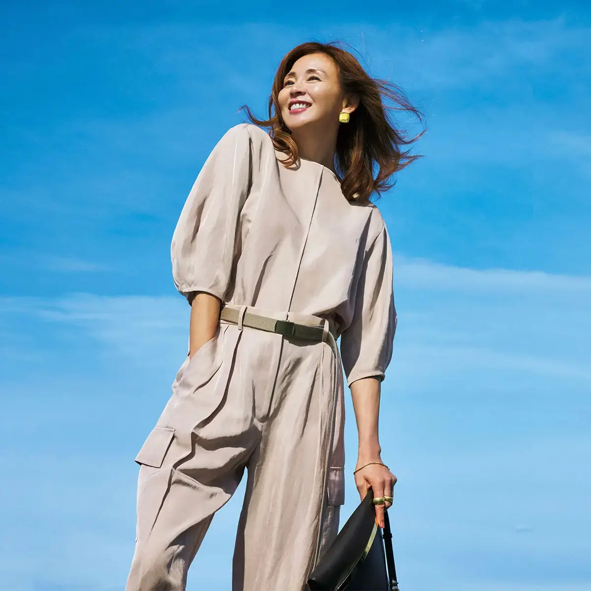 【カジュアルパンツをリュクスに魅せる新法則】50代はどう選んでどう着こなす？スカーフなど小物使いでリッチ感をプラス