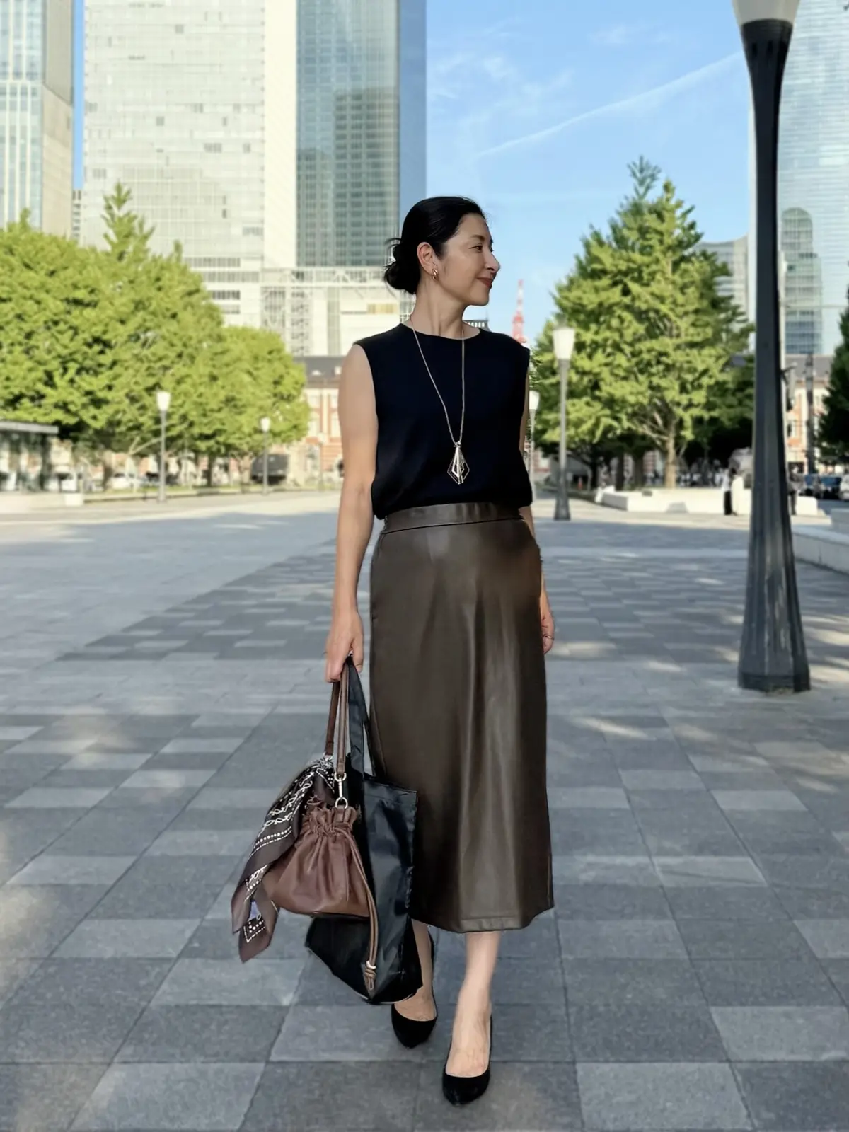 エクラ2025年10月号　エクラ付録　Aquascutum × eclat 大人のポケッタブルトート　ブラウンレザースカート　黒ノースリーブブラウス　黒パンプス　茶のバッグ　茶のスカーフ