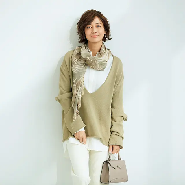 甘さのないベージュが大人の余裕を感じさせて