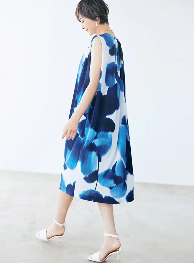 上品で華やかな存在感。 きれい見えが計算された 大人のためのプリントドレス