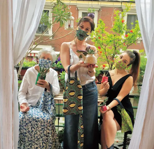 バルコニーで親子3世代で完成した作品の記念撮影。