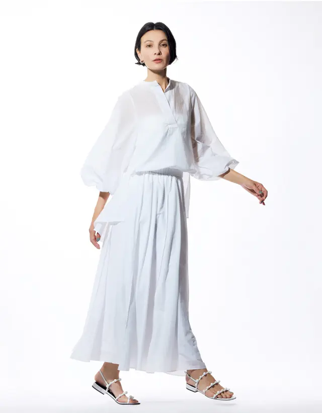 ドメルの白のブラウスの田沢美亜