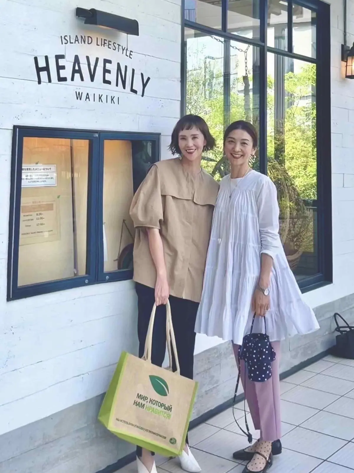 レストラン前　華菜子さん