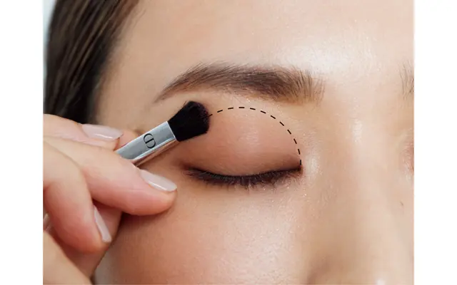 《1》パレットの①のピンクがかったプラムカラーを大きめのブラシにとり、アイホールにふわっとのせていく。