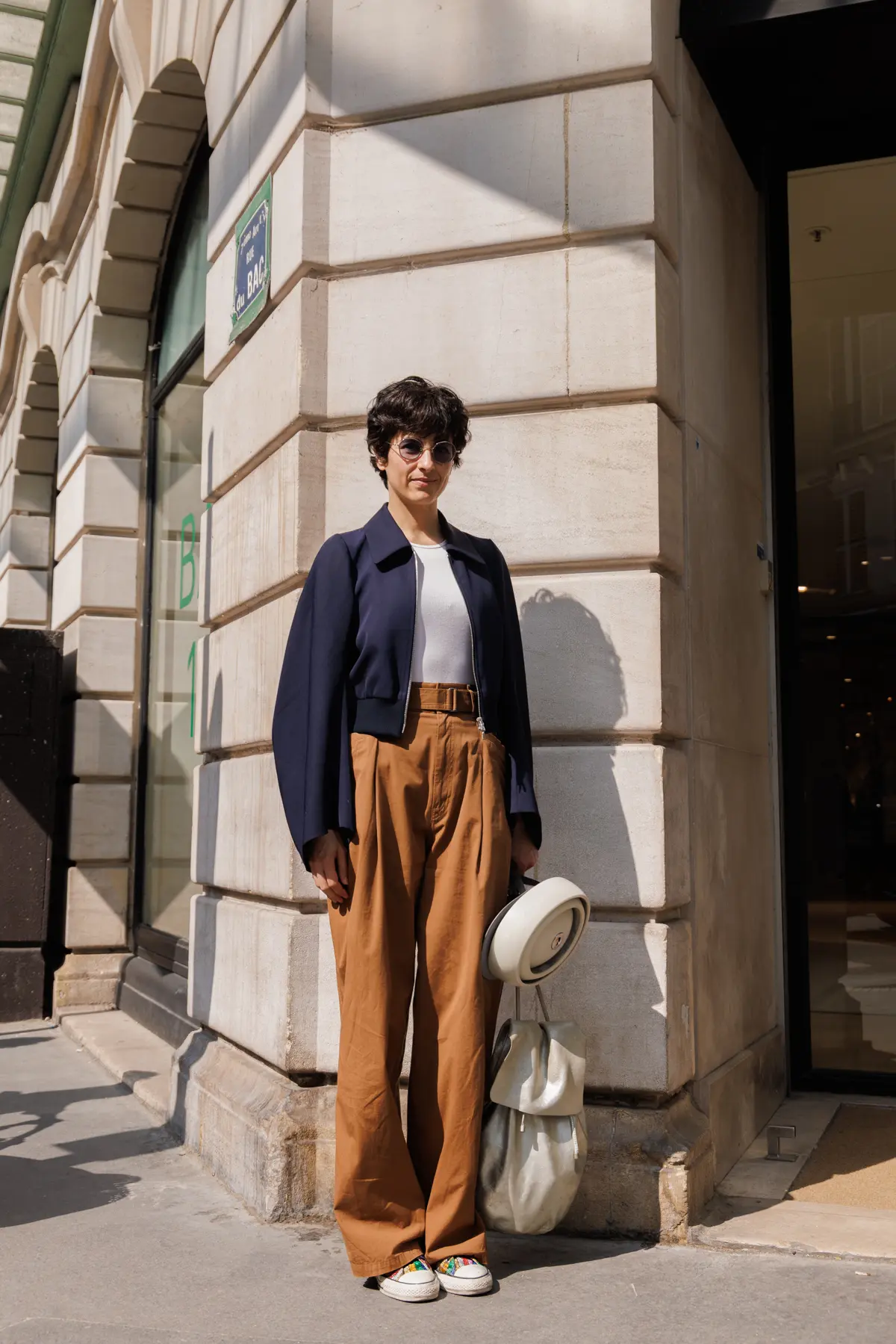 ゴールデンブラウン色のパンツをシックにはくエリザのスタイル