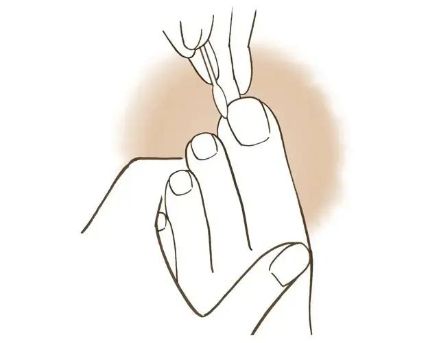 《Step4》爪の白いところの裏側を綿棒でふき取る