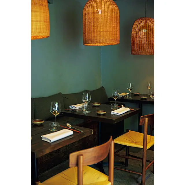 籐製の照明がアクセント。