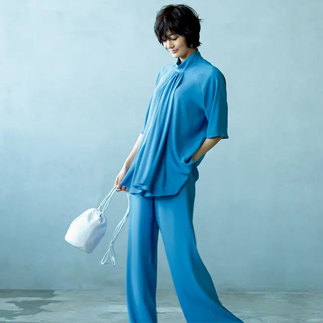 富岡佳子　しなやか素材とクールな色の組み合わせで個性的に