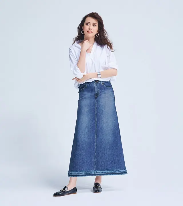 縦長効果でスタイルアップが狙える 「デニムロングスカート」