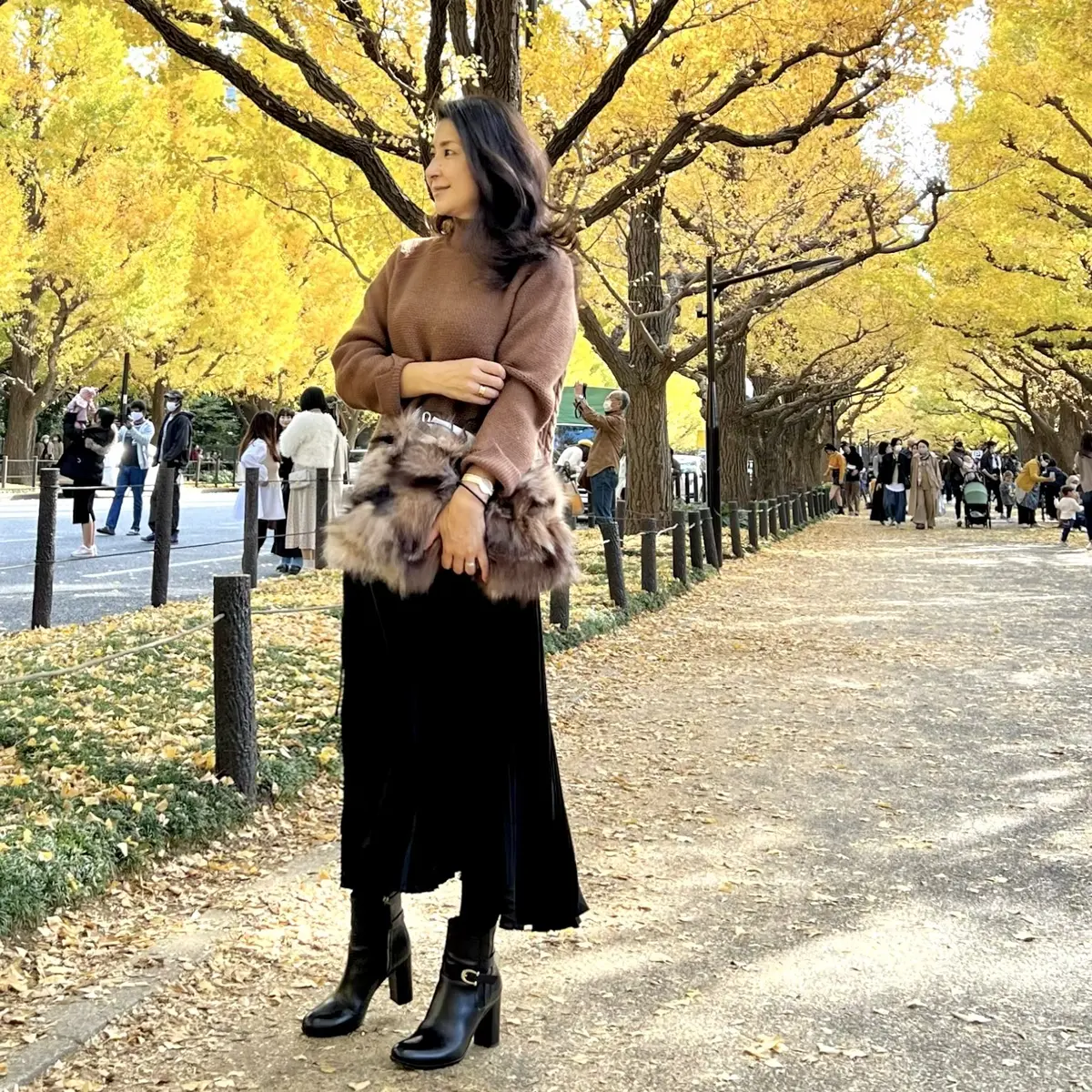 ユニクロ＋Jコレクション、ベージュローゲージニット、黒プリーツスカート、ファーバッグ、黒ショートブーツ