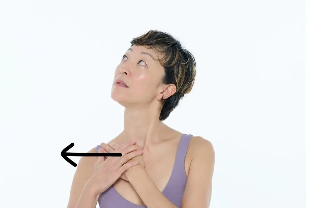 OurAge×Webエクラ 40代50代　顔ピラティス 首を右側にふる。鎖骨の上に重ねている手は肩の先へ力を入れる